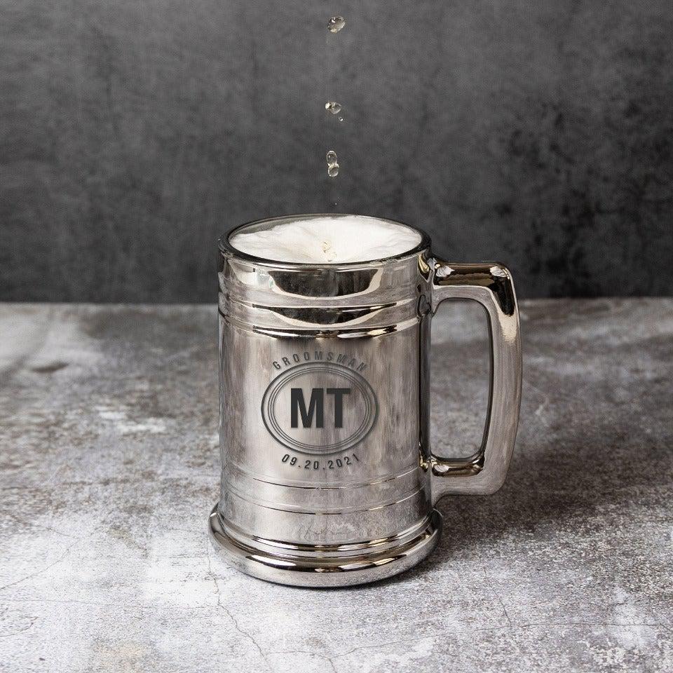 https://www.groomsshop.com/cdn/shop/products/staged_PersonalizedGroomsmenMetallicBeerMug_GC1427_OnGreywithBeerPouring__MTGroomsman_Square_32bedc8e-2a1d-45a8-9ba9-4312343f706f_1800x1800.jpg?v=1640790332